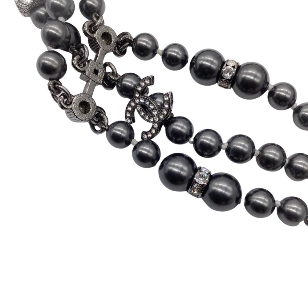 CHANEL GUNMETAL 2017 CRYSTAL EMBELLISHED CC LOGO TRIPLE STRAND PEARL NECKLACE - Picture 10 of 13